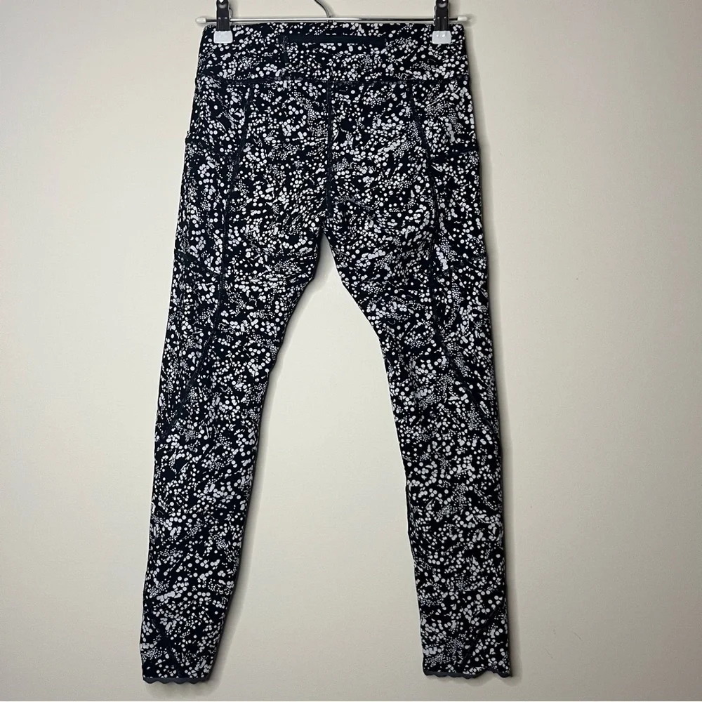 LULULEMON RARE Tight Stuff Chirasu Black Pockets Printed 3/4 Leggings